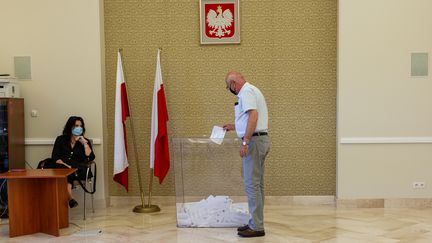 Bureau de vote à Varsovie (Pologne) pour le deuxième tour de l'élection présidentielle, dimanche 12 juillet 2020. (DOMINIKA ZARZYCKA / NURPHOTO VIA AFP)