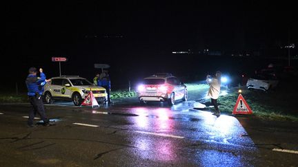 Le secteur d'Essert-Sous-Champvent (Suisse), était bouclé par la police jeudi 8 février après un signalement de prise d'otages. (FABRICE COFFRINI / AFP)