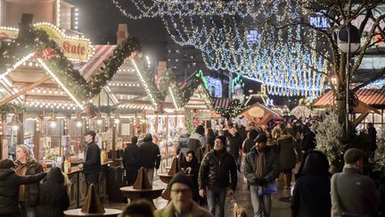 Le marché de Noël de Berlin visé par une attaque au camion a rouvert, le 22 décembre 2016. (CLEMENS BILAN / AFP)