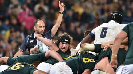 L'arbitre français Romain Poite (G) signale une faute lors du deuxième match test Afrique du Sud contre Angleterre, le 16 juin 2018 en Afrique du Sud. (CHARL DEVENISH / AFP)