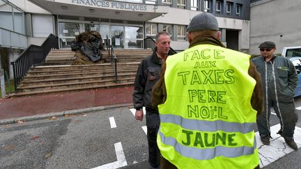 Certains "gilets jaunes" ont choisi d'afficher leur mécontentement devant les centres d'impôts, comme ici à la préfecture de Haute-Vienne, le 26 novembre 2018. (MAXPPP)