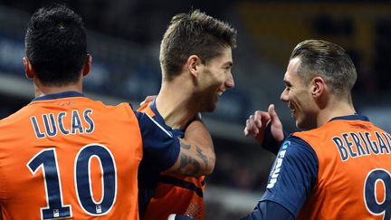 Paul Lasne (au centre), félicité ici par ses coéquipiers montpelliérains Lucas Barrios et Kévin Bérigaud, a inscrit un superbe but face à Nantes. (PASCAL GUYOT / AFP)