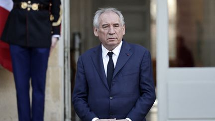 Le nouveau Premier ministre, François Bayrou, lors d'une minute de silence dans le cadre du deuil national en hommage aux victimes du cyclone Chido à Mayotte, le 23 décembre 2024 à Paris. (STEPHANE DE SAKUTIN / AFP)