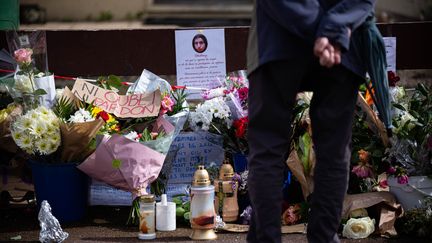 Un passant devant la maison de Chahinez, victime d'un féminicide, à Mérignac (Gironde), le 7 mai 2021. Le policier qui avait pris sa plainte&nbsp;venait d'être condamné à huit mois de prison avec sursis pour&nbsp;"violences habituelles"&nbsp;sur son ex-conjointe. (STEPHANE DUPRAT / HANS LUCAS / AFP)