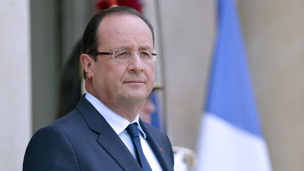 Fran&ccedil;ois Hollande, &agrave; la sortie de l'Elys&eacute;e, &agrave; Paris, mardi 1er octobre. (ERIC FEFERBERG / AFP)