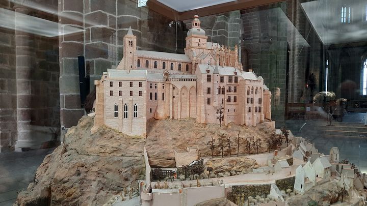 La maquette représentant l'abbaye du Mont-Saint-Michel au XVIIIᵉ siècle. (ANNE CHEPEAU / RADIOFRANCE)