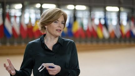 La ministre allemande de l'Agriculture, Julia Klöckner, s'adresse à la presse pendant les négociations sur la nouvelle politique agricole commune (PAC), le 26 mai 2021 à Bruxelles (Belgique). (THIERRY MONASSE / AFP)