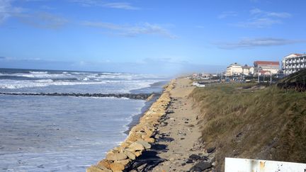 Lacanau tente de protéger ses dunes face à la tempête