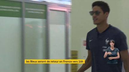 Raphaël Varane, le 16 juillet 2018, à l'aéroport de Moscou.&nbsp; (FRANCEINFO)