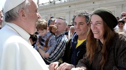 Patti Smith et le pape François, le 10 avril 2013 au Vatican
 (OSSERVATORE ROMANO / AFP )