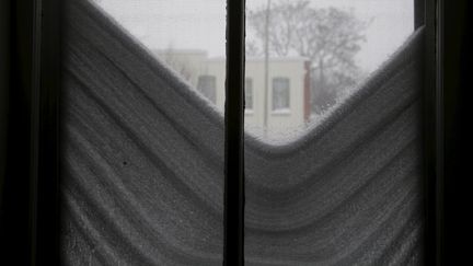 Dans le quartier de Capitol Hill, à Washington, la neige s'est infiltrée entre deux épaisseurs de fenêtres d'une maison. (JONATHAN ERNST / REUTERS)