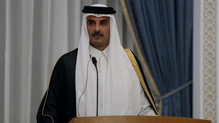 L'émir du Qatar, Cheikh Tamim bin Hamad al-Thani, donne une conférence de presse conjointe avec le président iranien, à Doha, le 2 octobre 2024. (KARIM JAAFAR / AFP)