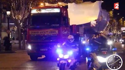 Un bateau transporté par camion traverse les Champs-Elysées (FRANCE 2)