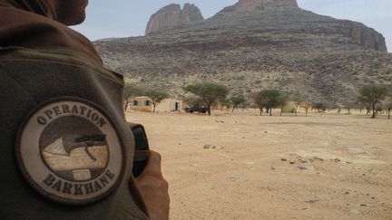 Un soldat français de la force Barkane devant le mont Hombori, au Mali, le 27 mars 2019. (DAPHNE BENOIT / AFP)