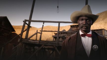 Un comédien incarne Bass Reeves (1838-1910), premier shérif adjoint noir américain, dans une scène reconstituée du documentaire "Black Far West, une contre-histoire de l'Ouest" de Cécile Denjean. (ARTE)