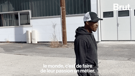 Son oncle charpentier, ses parents dans la menuiserie... Depuis petit, Souleymane manie le bois. Après six ans d’études, il a fait de sa passion, son métier, en devenant charpentier dans les Alpes.