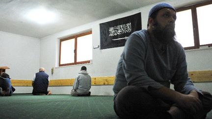 Emir Cajic, un imam radical autoproclamé, dans une salle clandestine de Tuzla, au nord-est de la Bosnie-Herzégovine, en mai 2016. (AFP/ Elvis Barukcic)