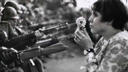 La jeune fille et la fleur
 (Marc Riboud)