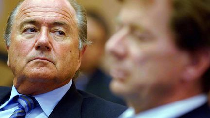 Le pr&eacute;sident de la Fifa, Joseph Blatter, et son directeur marketing, Guido Tognoni, le 10 mai 2002 &agrave; Zurich (Suisse). (WALTER BIERI / KEYSTONE / AFP)