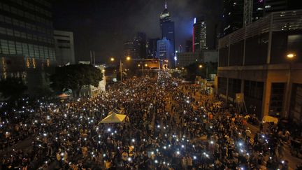 A la nuit tomb&eacute;e, les manifestants brandissent leurs t&eacute;l&eacute;phones portables comme des briquets. (WALLY SANTANA / AP / SIPA)