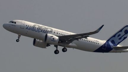 Airbus prévoit de ne livrer que 770 avions en 2024, contre les 800 annoncés auparavant, en raison de difficultés persistantes de sa chaîne de fournisseurs, a annoncé l'avionneur européen, lundi 24 juin. (FRANCEINFO)