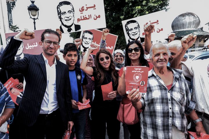 Partisans du Coeur de la Tunisie, le parti de Nabil Karoui, candidat présent au second tour (et qui se trouve actuellement en prison), pendant un meeting de campagne à Tunis le 3 octobre 2019. (KHALED NASRAOUI / DPA)