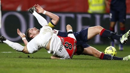 Joao Moutinho (Monaco) à la lutte avec Grégory Sertic (Bordeaux) (VALERY HACHE / AFP)