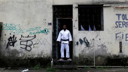 L'athlète Popole Misenga, originaire de la République démocratique du Congo et membre de l'équipe des réfugiés aux Jeux olympiques d'été de 2016, pose à Rio de Janeiro, au Brésil, le 2 juin 2016. (PILAR OLIVARES / REUTERS)