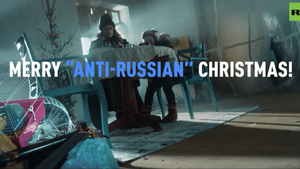 "Joyeux Noël antirusse !" Voici le message diffusé dans un clip de propagande diffusé par la chaîne Russia Today, le 23 décembre 2022. (CAPTURE D'ECRAN)