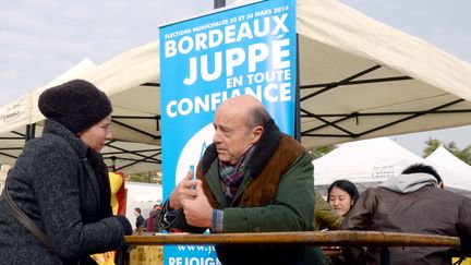 Alain Jupp&eacute;, candidat &agrave; sa r&eacute;&eacute;lection comme maire de Bordeaux, fait campagne dans sa ville, le 17 novembre 2013. (JEAN-PIERRE MULLER / AFP)