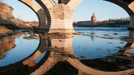 A Toulouse (Haute-Garonne), le fleuve, photographié ici le 20 février 2023, a un débit d'un tiers du débit normal pour cette saison. (PATRICK BATARD / HANS LUCAS / AFP)