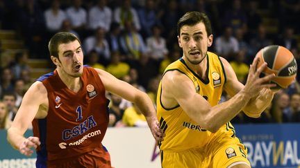 Léo Westermann déborde Nando De Colo, mais le CSKA reste intouchable sur la scène européenne (PASCAL LACHENAUD / AFP)