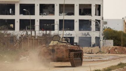 Tank manœuvrant à Benghazi (est de la Libye), le 16 mars 2015, lors de combats entre les forces favorables au gouvernement de Tobrouk et des partisans du groupe djihadiste Ansar al-Sharia. (REUTERS - Esam Omran Al-Fetori)