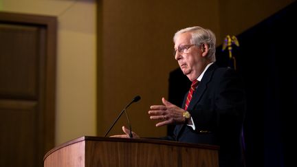 Le leader&nbsp;des républicains au Sénat,&nbsp;Mitch&nbsp;McConnell, a cherché à rassurer les électeurs, sans manifester son soutien au candidat Donald Trump.&nbsp; (JON CHERRY / GETTY IMAGES NORTH AMERICA / AFP)