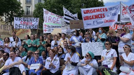 Des soignants de services d'urgences de plusieurs villes de France manifestent le 6 juin 2019 à Paris. (Adeline Raynal)