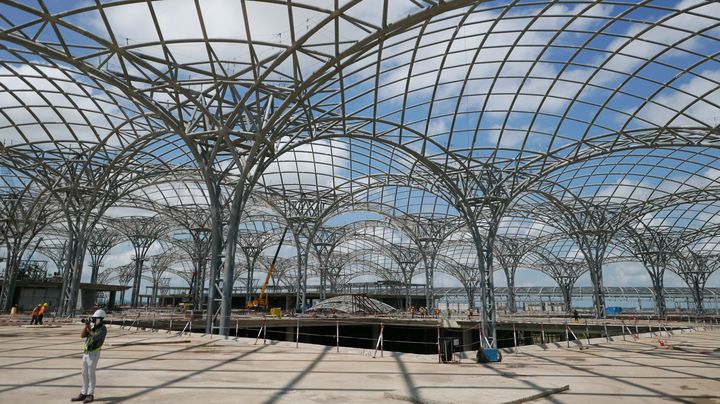 Sur le chantier du futur&nbsp;aéroport de Phnom Penh. Il&nbsp;ouvrira en 2025 et ne sera rien de moins que le neuvième aéroport au monde de par sa superficie.&nbsp; (EMMANUEL LANGLOIS / FRANCEINFO)