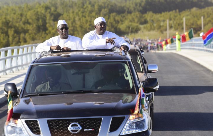 Le président sénégalais, Macky Sall (à gauche), et le président gambien, Adama Barrow, lors de l'inauguration du pont de Farafenni le 21 janvier 2019.&nbsp; (SEYLLOU / AFP)