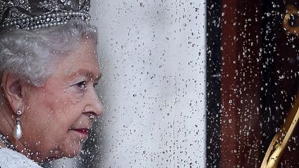 La reine Elizabeth II retourne à Buckingham Palace, le 18 mai 2016, à Londres.&nbsp; (LEON NEAL / AFP)