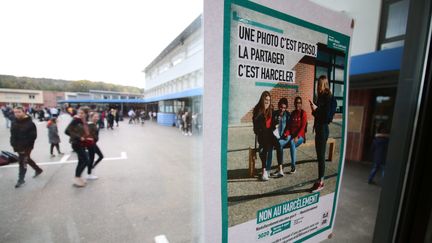 Affiche contre le cyber-harcèlement&nbsp;à l'entrée d'un collège (photo d'illustration). (JULIEN BARBARE / MAXPPP)