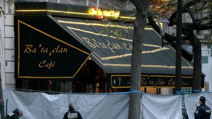 Devant le Bataclan, à Paris, le 14 novembre 2015. (JACQUES DEMARTHON / AFP)