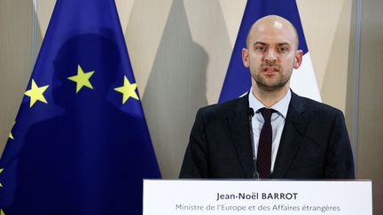 Le ministre des Affaires étrangères, Jean-Noël Barrot, lors d'une conférence à Paris le 6 janvier 2025. (LUDOVIC MARIN / AFP)