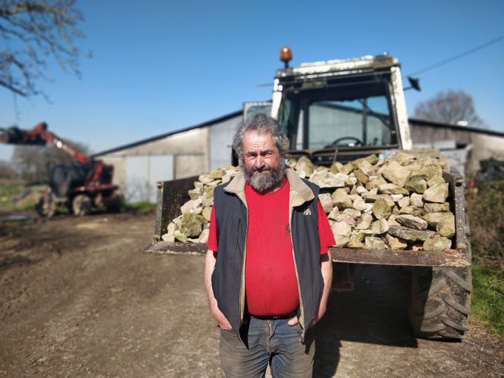 Jean-Luc élève des vaches a Saint-Sornin-Leulac en Haute Vienne. Il ressent déjà l’impact économique du confinement sur son exploitation, le 18 mars 2020.  (ERIC AUDRA / RADIO FRANCE)