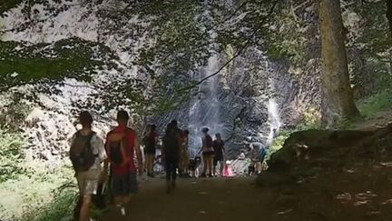 Puy-de-Dôme : une balade rafraîchissante à travers les cascades de montagne (Puy-de-Dôme : une balade rafraîchissante à travers les cascades de montagne)