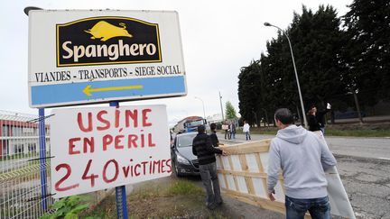 28 mai 2013, ds ouvriers de l'usine Spanghero &agrave; Castelnodary d&eacute;ploient des banderoles (ERIC CABANIS / AFP)