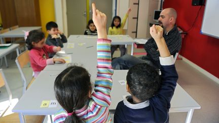 Une classe de CP, dans la banlieue de Saint-Étienne (PHILIPPE DESMAZES / AFP)