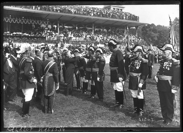 Remise de médaille lors de la revue militaire de la Fête nationale sur l'hippodrome de Longchamp, le 14 juillet 1914. (GALLICA.BNF.FR / BIBLIOTHEQUE NATIONALE DE FRANCE)