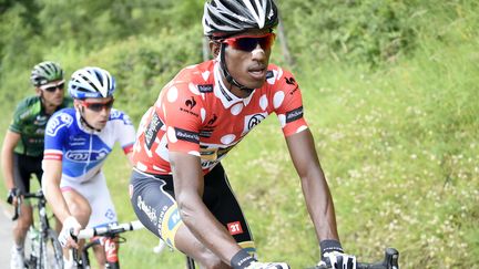 Le coureur &eacute;rythr&eacute;en Daniel Teklehaimanot&nbsp;(avec le maillot &agrave; pois)&nbsp;lors d'une &eacute;tape du crit&eacute;rium du Dauphin&eacute;, le 8 juin 2015. (ERIC FEFERBERG / AFP)