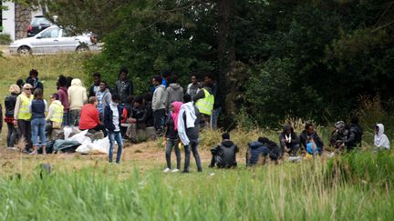 Des migrants à Calais, le 3 juillet 2017. (DENIS CHARLET / AFP)