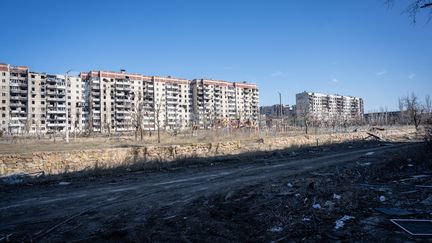 Des immeubles endommagés à Vougledar, dans la région de Donetsk, dans l'est de l'Ukraine, le 12 mars 2024. (WOLFGANG SCHWAN / ANADOLU / AFP)