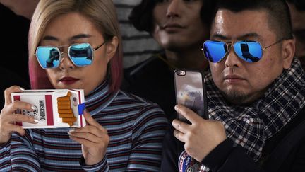 Des invités du show Cédric Charlier pap ah 2016 photographient la collection
 (MARTIN BUREAU / AFP)